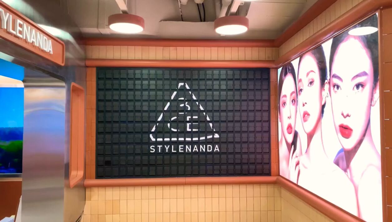 Brand flagship store creative dynamic background wall split flap