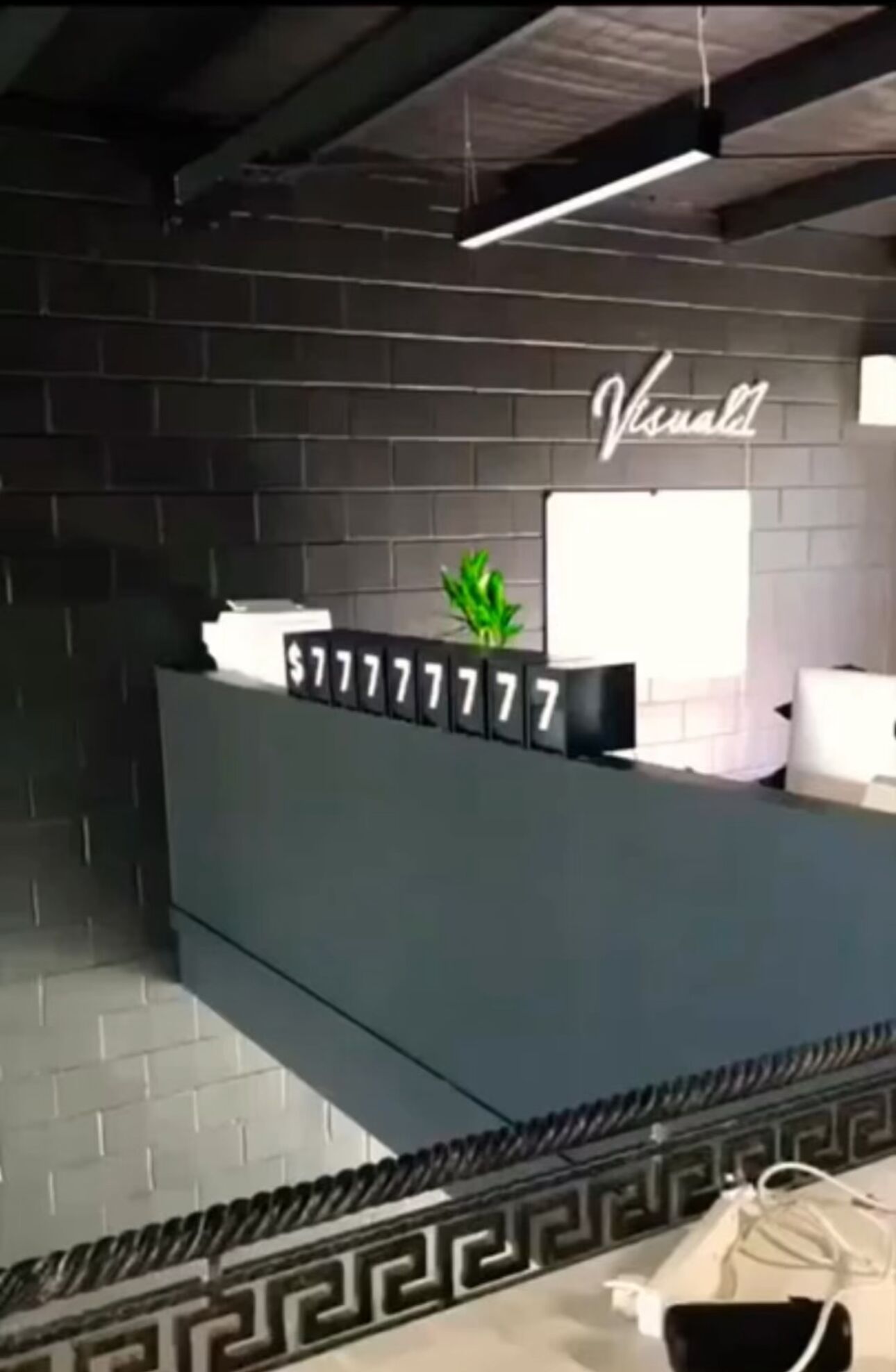 Split flap for displaying prices in an auction house