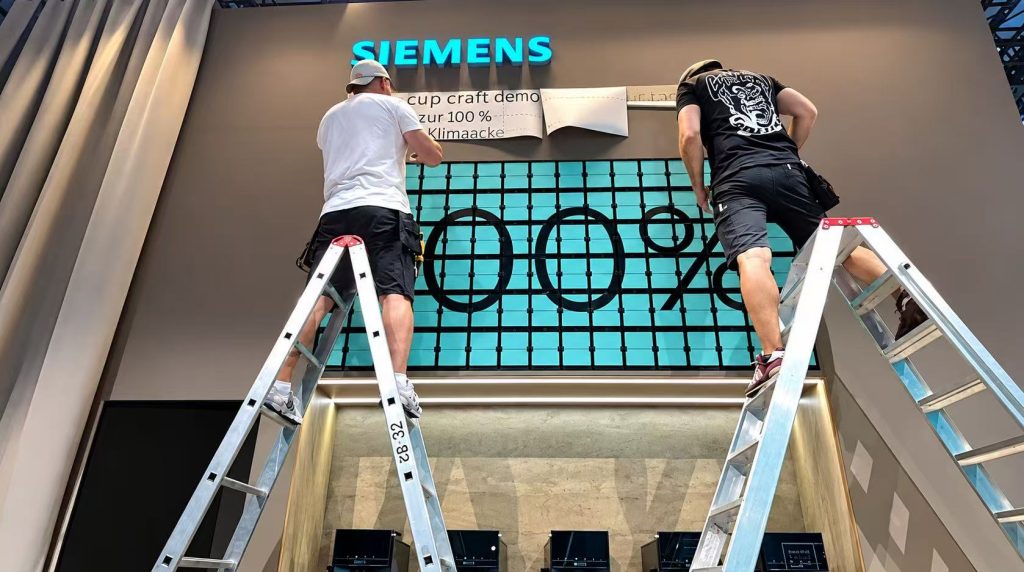 On-site installation of the Siemens Picture Flap Display for IFA 2026 in Berlin